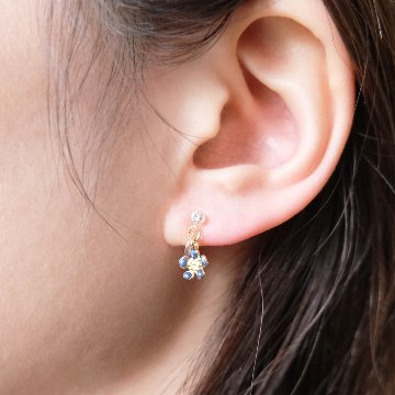 小さなお花が揺れるシリコンイヤリングの画像