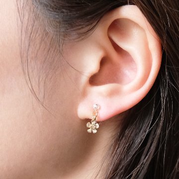 小さなお花が揺れるシリコンイヤリングの画像