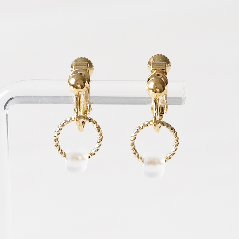 存在感あるガラスビーズをセットしたイヤリングの画像