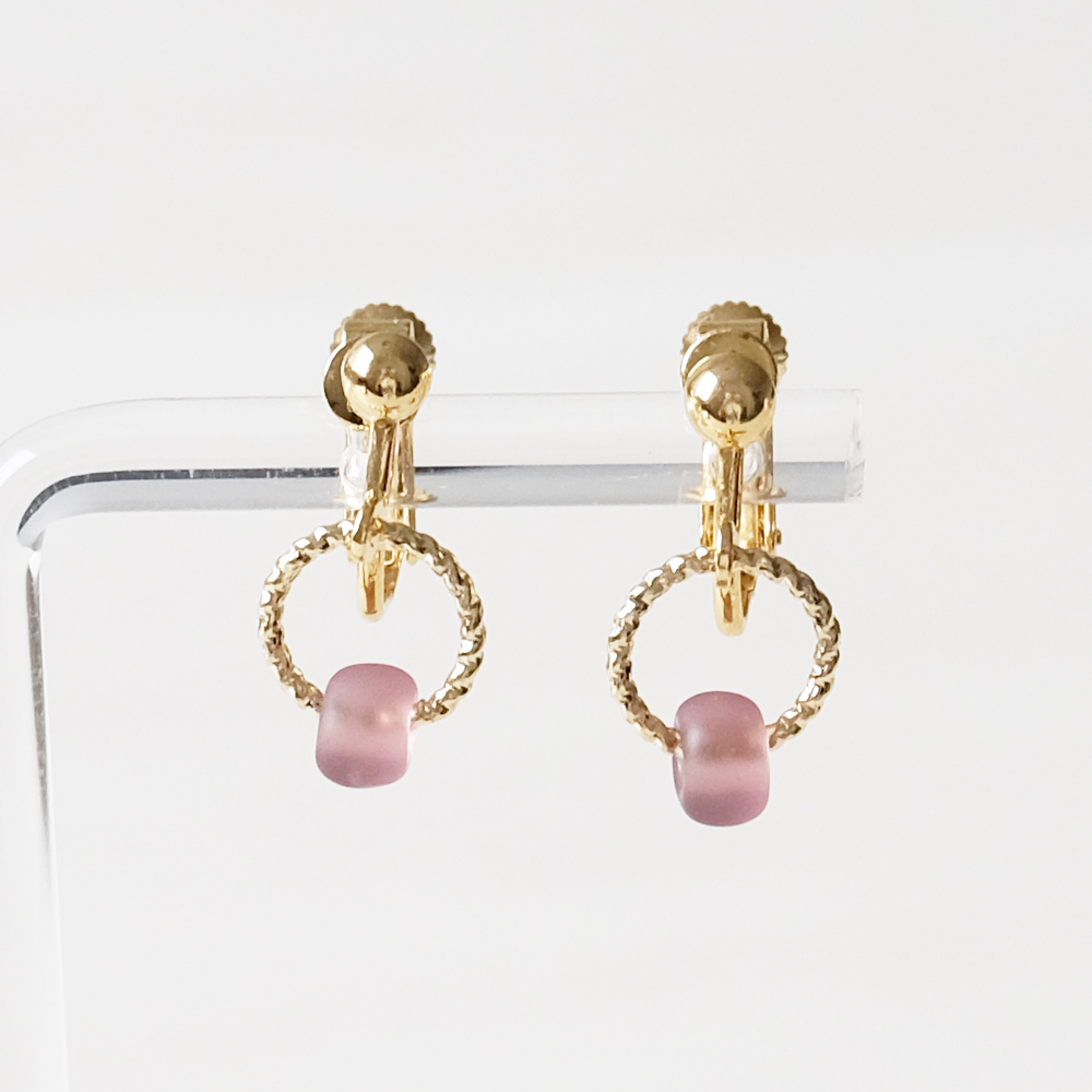 存在感あるガラスビーズをセットしたイヤリングの画像