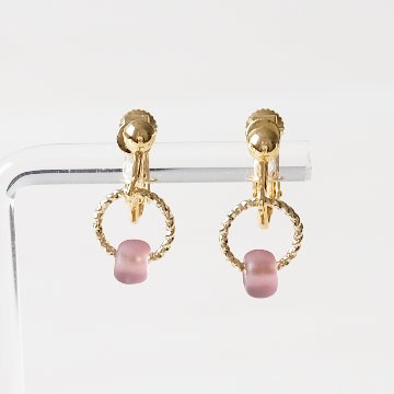 存在感あるガラスビーズをセットしたイヤリングの画像