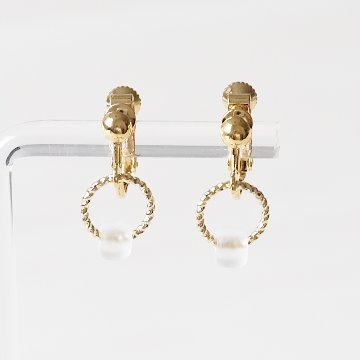 存在感あるガラスビーズをセットしたイヤリングの画像