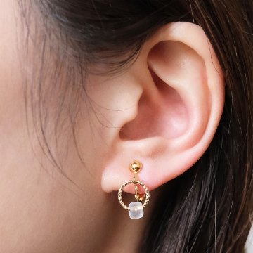 存在感あるガラスビーズをセットしたイヤリングの画像