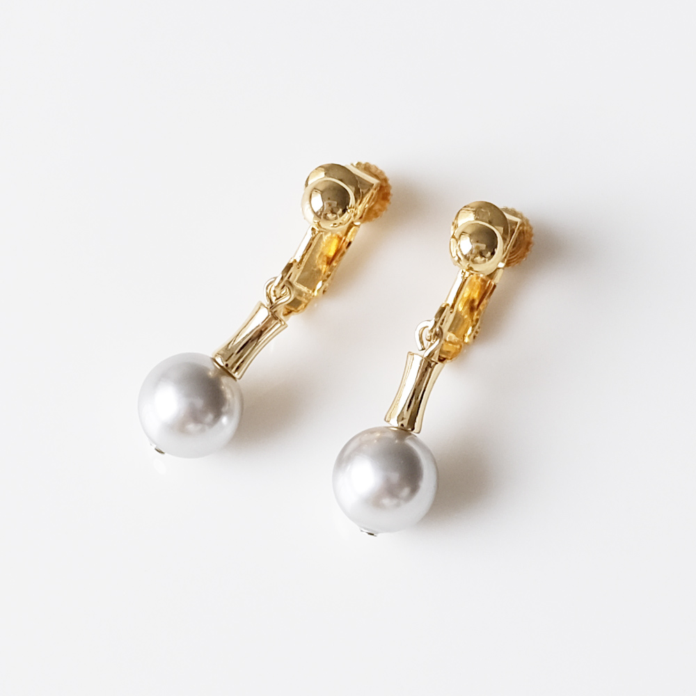 スワロスキーパールとデザインビーズをセットしたイヤリングの画像