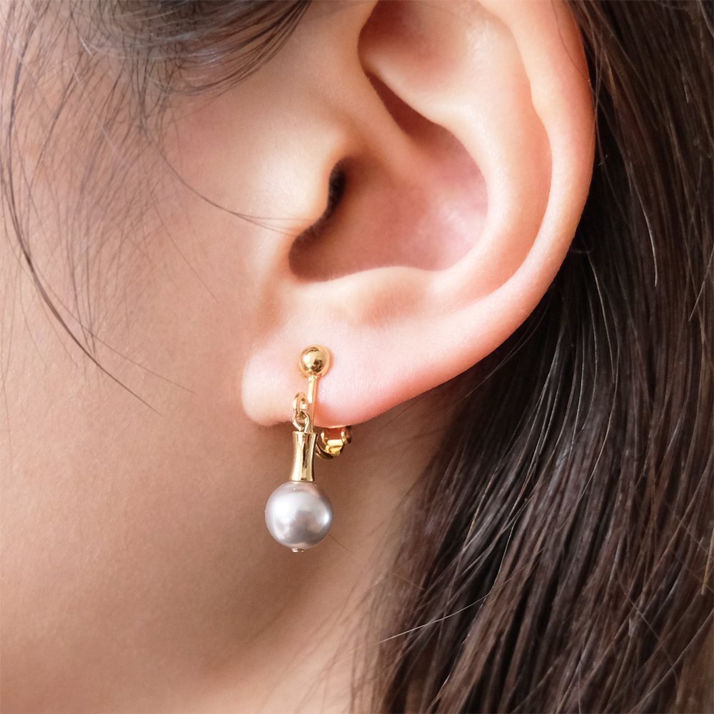 スワロスキーパールとデザインビーズをセットしたイヤリングの画像