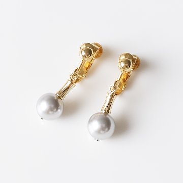 スワロスキーパールとデザインビーズをセットしたイヤリングの画像