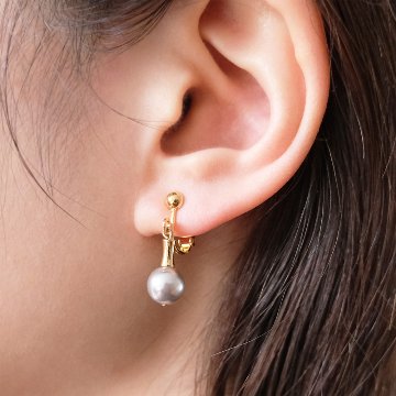 スワロスキーパールとデザインビーズをセットしたイヤリングの画像