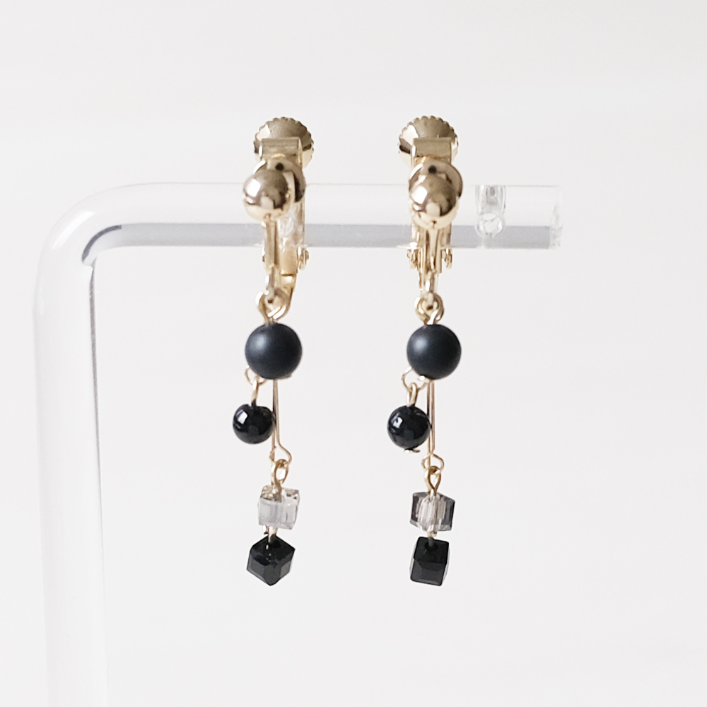 サイズ違いのオニキスとスクエアのビーズを3連でセットしたイヤリングの画像