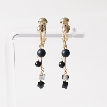 サイズ違いのオニキスとスクエアのビーズを3連でセットしたイヤリングの画像