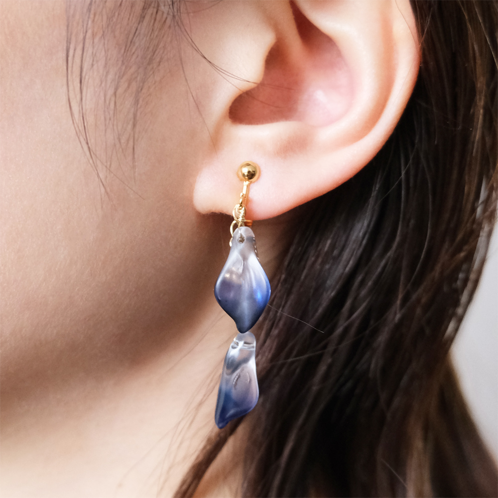 グラデーションが綺麗なガラスの花びらを重ねたイヤリングの画像