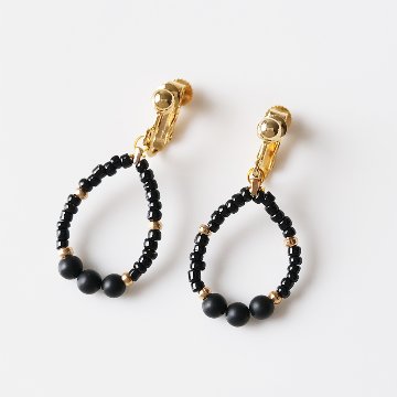 つや消しのオニキスと黒ビーズにアクセントにゴールド玉を組合せたドロップイヤリングの画像