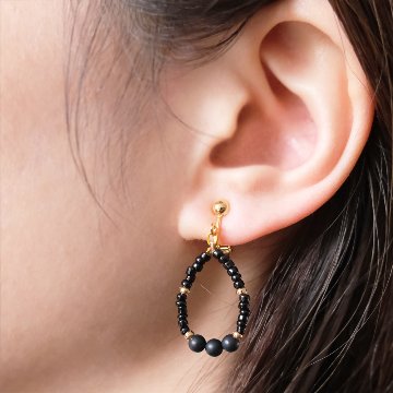 つや消しのオニキスと黒ビーズにアクセントにゴールド玉を組合せたドロップイヤリングの画像