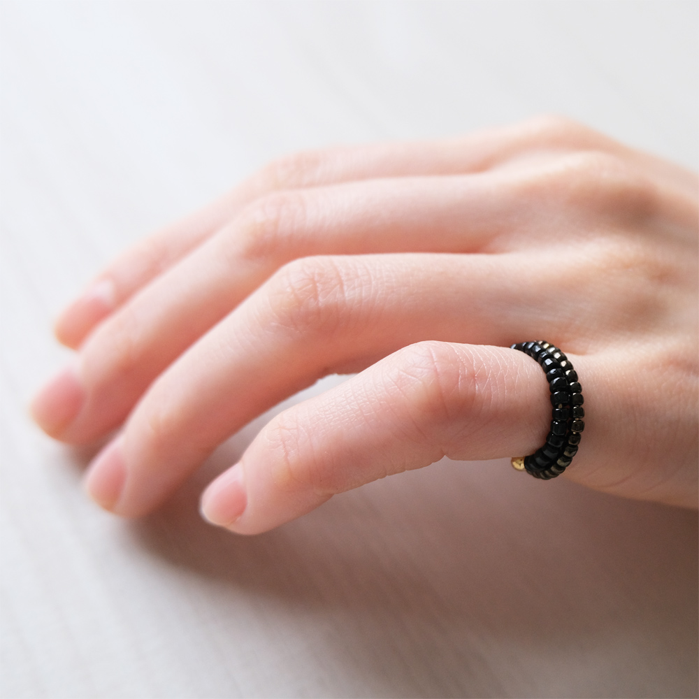 小さなビーズのイヤカフの画像