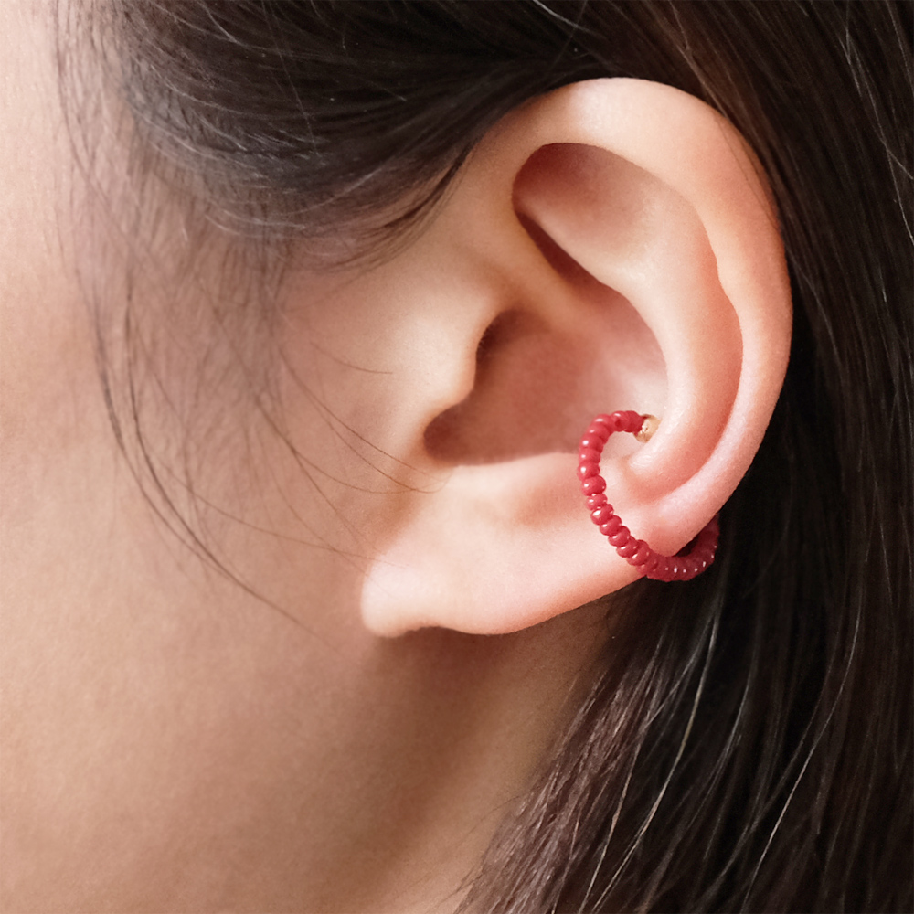 小さなビーズのイヤカフの画像