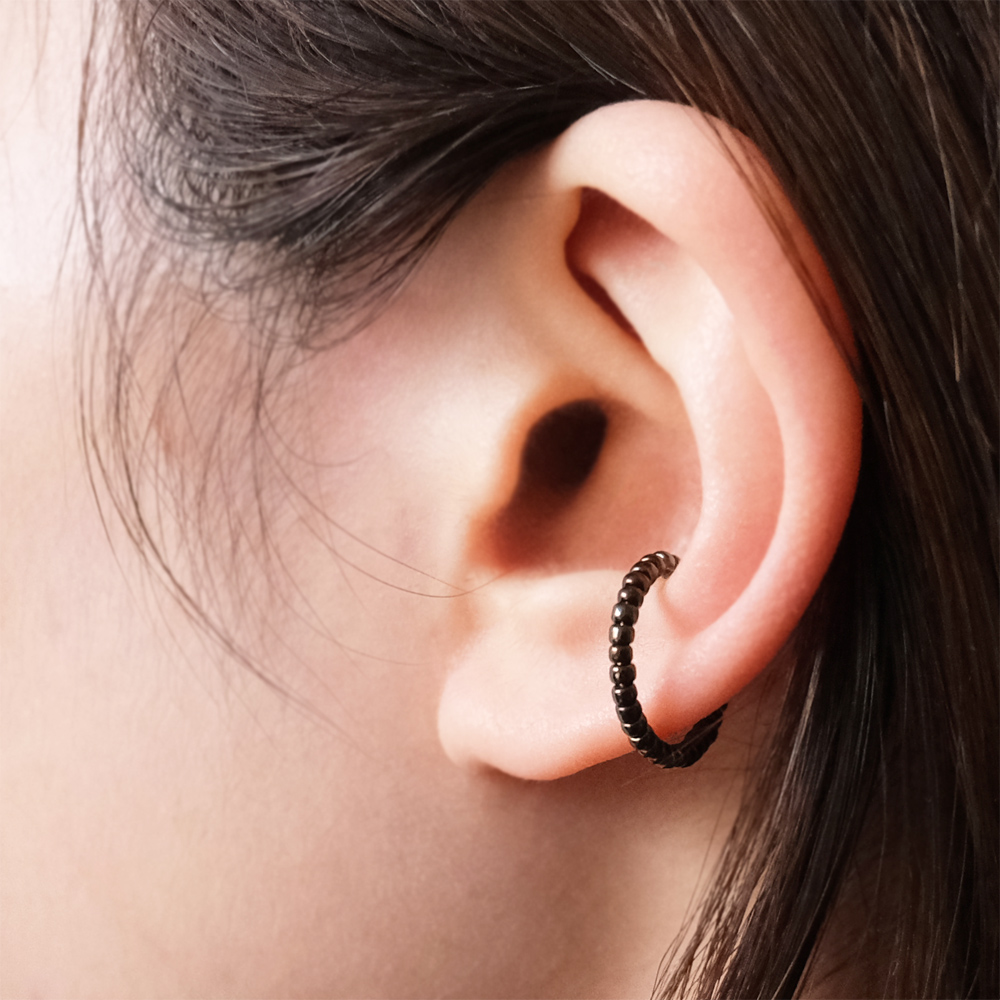 小さなビーズのイヤカフの画像