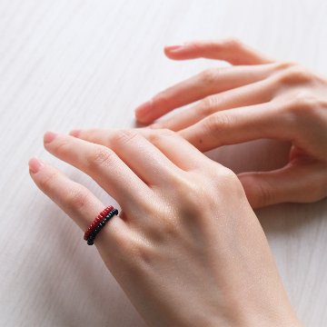 小さなビーズのイヤカフの画像