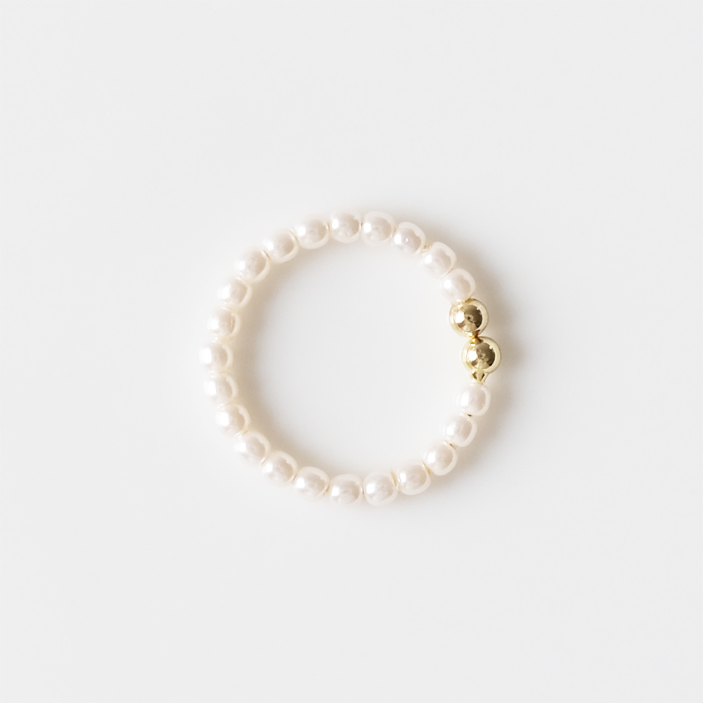 パールビーズをセットしたイヤカフの画像