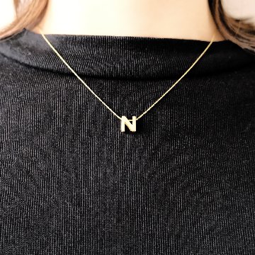 Nモチーフのネックレスの画像