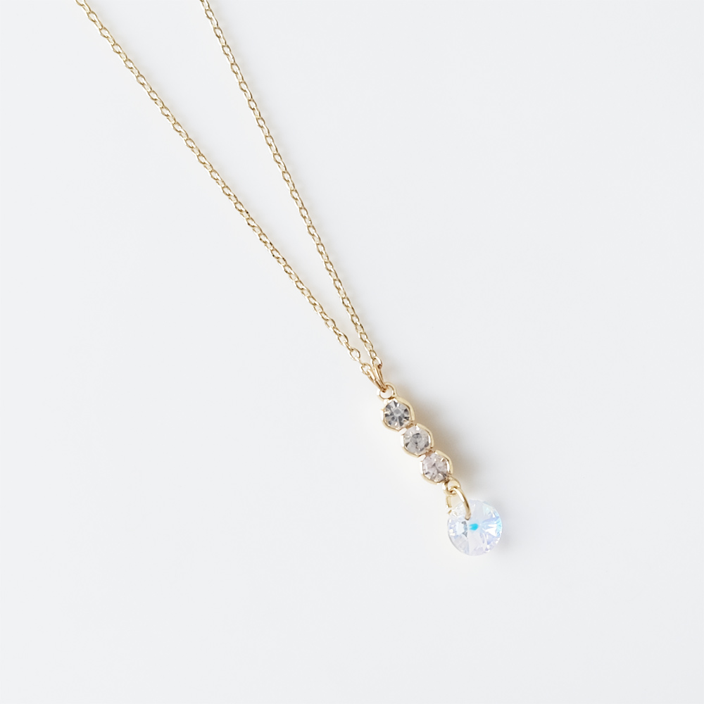 ラインストーンにセットしたスワロフスキーが揺れるネックレスの画像