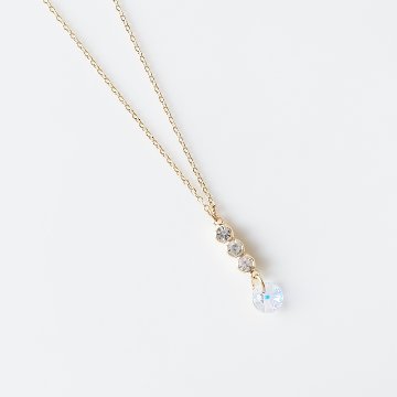 ラインストーンにセットしたスワロフスキーが揺れるネックレスの画像