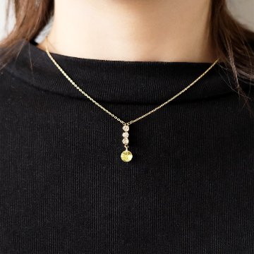 ラインストーンにセットしたスワロフスキーが揺れるネックレスの画像