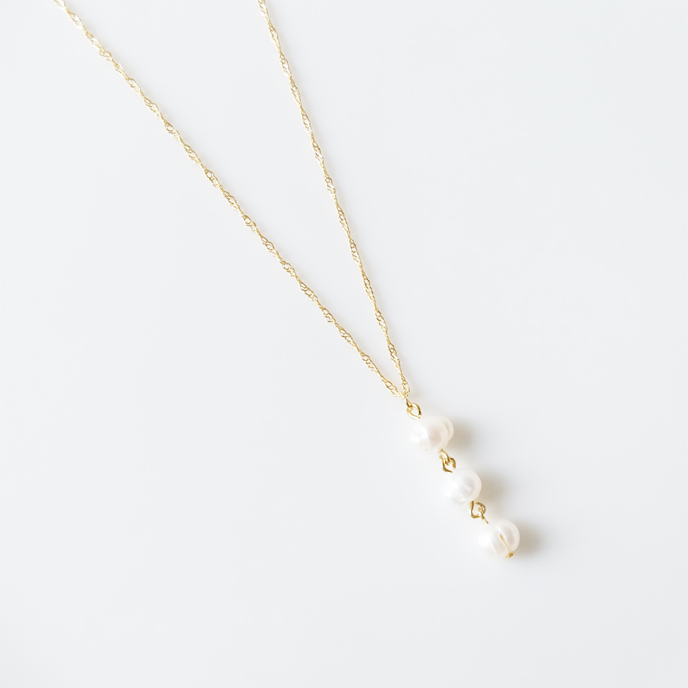 3連の淡水パールをひねりがあるチェーンにセットしたネックレスの画像