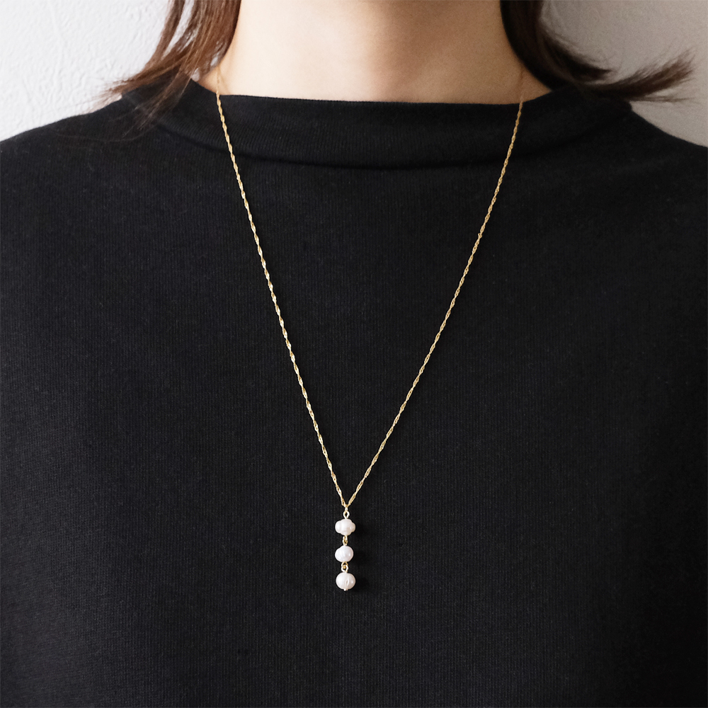 3連の淡水パールをひねりがあるチェーンにセットしたネックレスの画像