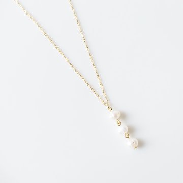 3連の淡水パールをひねりがあるチェーンにセットしたネックレスの画像