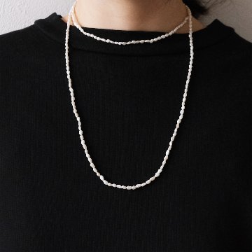 ライスパールをふんだんに使用したロングネックレスの画像
