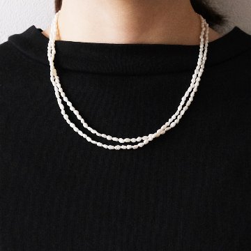 ライスパールをふんだんに使用したロングネックレスの画像