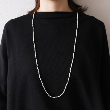 ライスパールをふんだんに使用したロングネックレスの画像