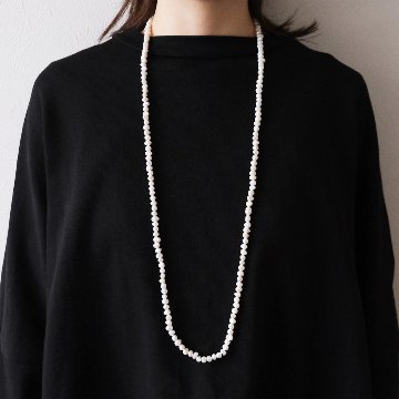 オーバルの淡水パールをふんだんに使用したロングネックレスの画像