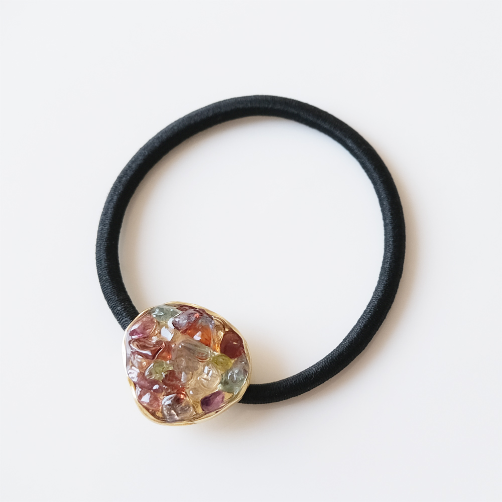 いろんなカラーの天然石のさざれをふんだんに使ったヘアゴムの画像