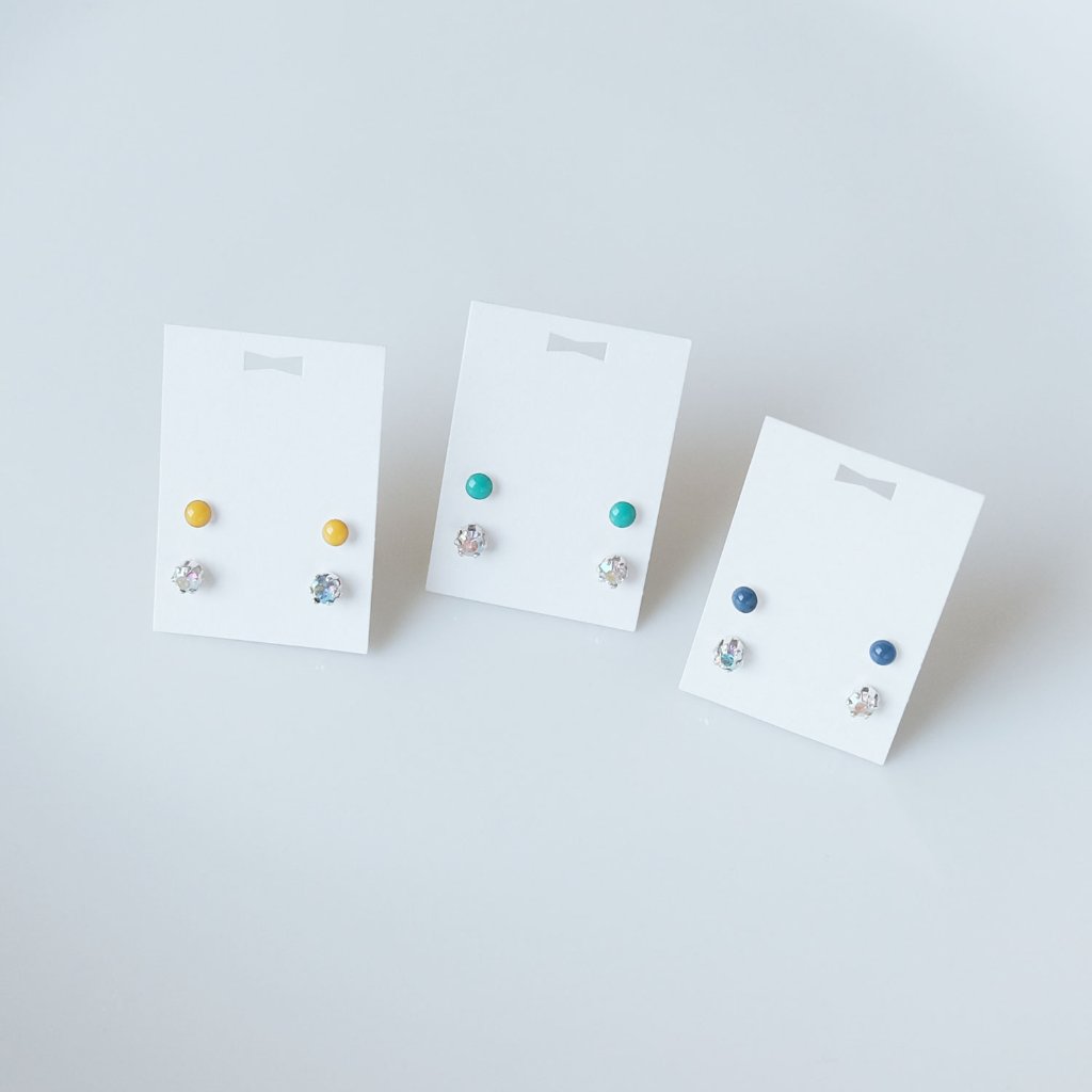 ラインストーンと樹脂の2カラーセットのSILVER925ピアスの画像