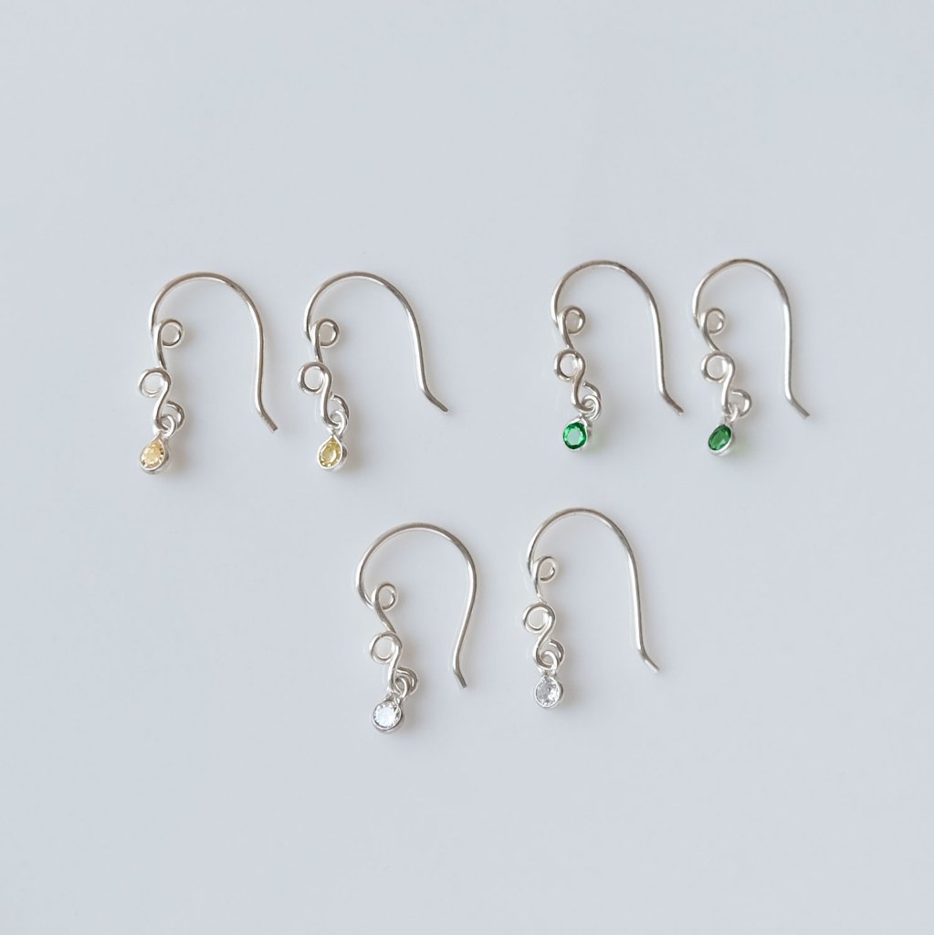 小さなジルコニアが螺旋ピアスにセットされてるSILVER925ピアスの画像