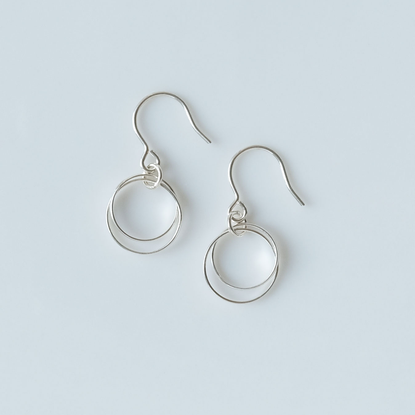 サイズ違いのリングをセットしたSILVER925ピアスの画像
