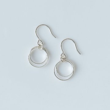 サイズ違いのリングをセットしたSILVER925ピアスの画像