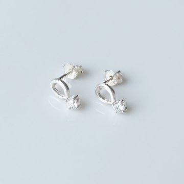 柔らかい曲線に存在感あるジルコニアをセットしたSILVER925ピアスの画像