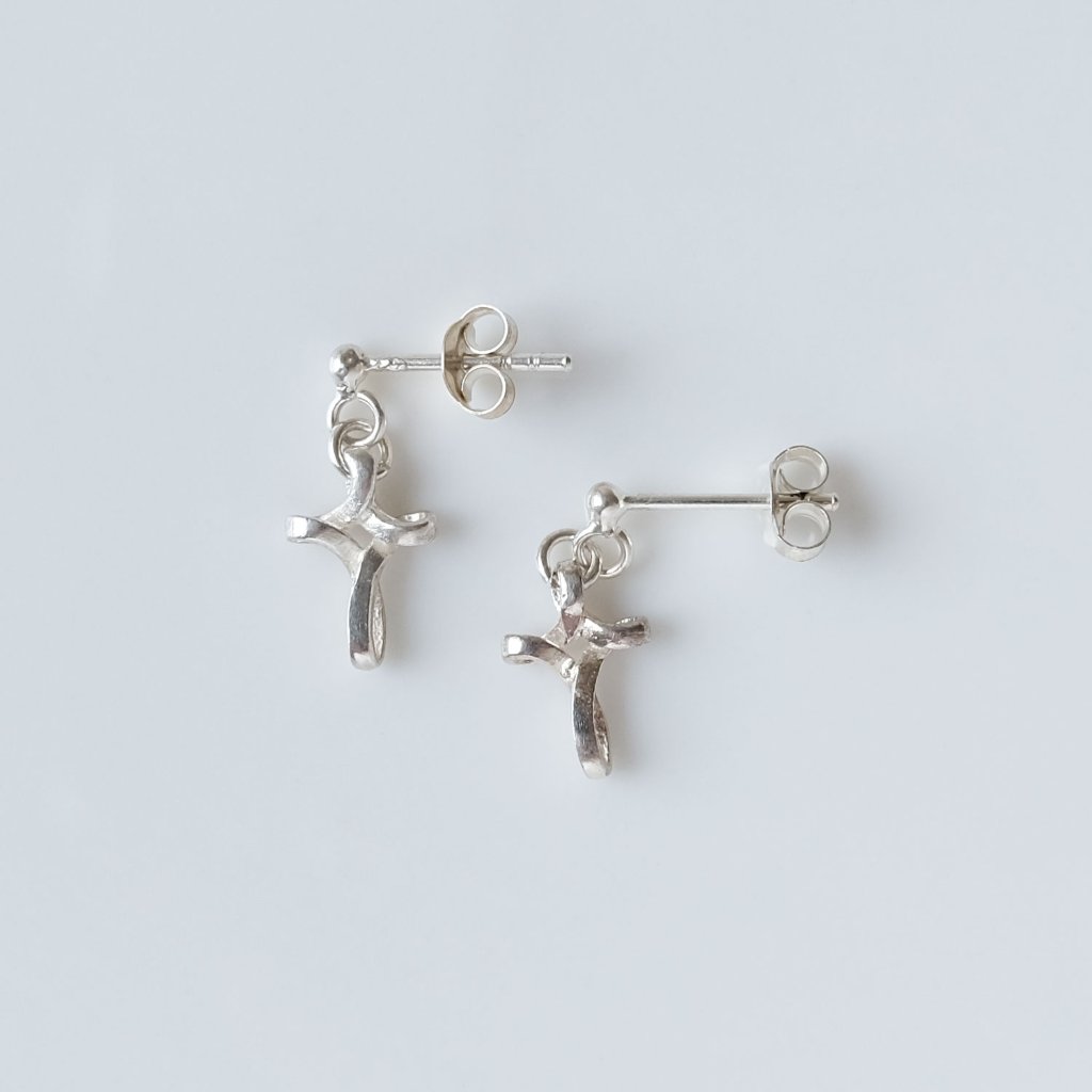 クロスモチーフのSILVER925ピアスの画像