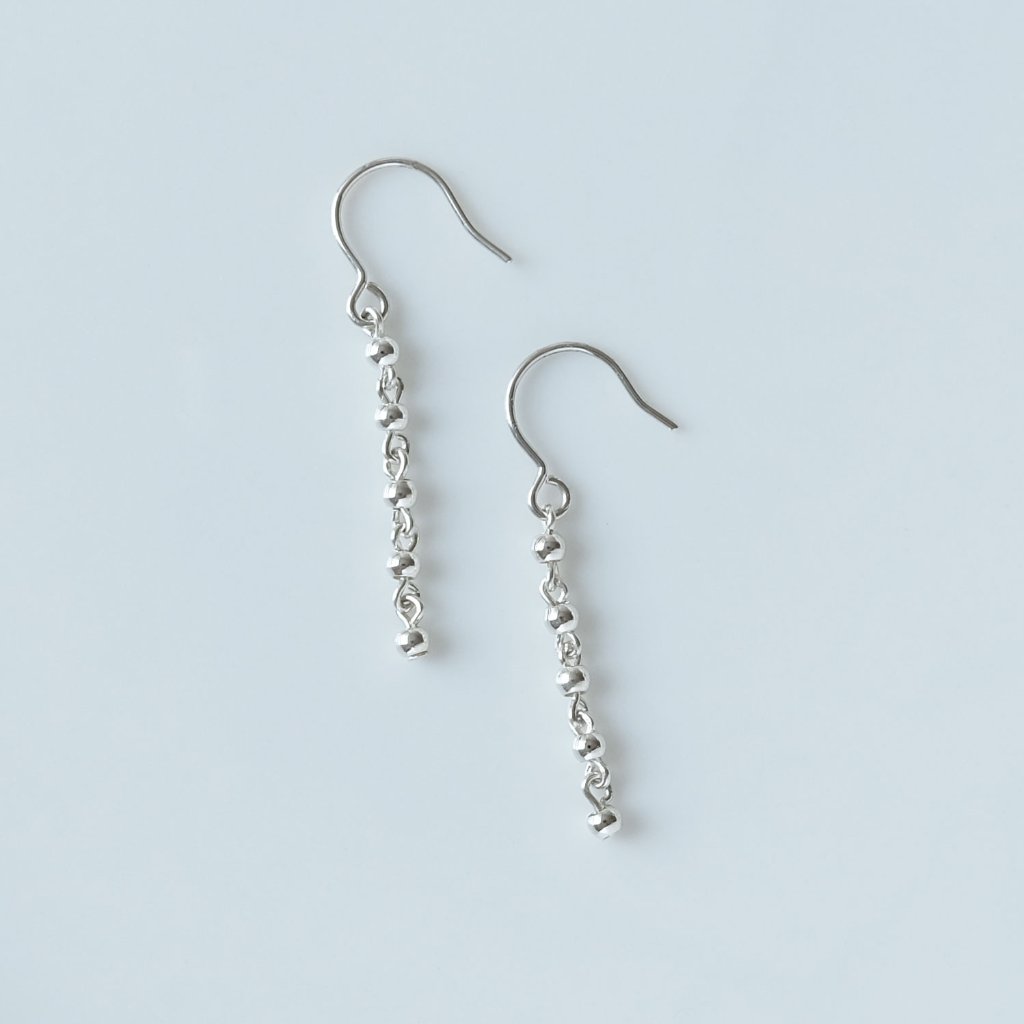 小さなSILVER玉をつないだSILVER925ピアスの画像