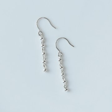 小さなSILVER玉をつないだSILVER925ピアスの画像