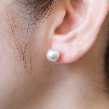 シンプルなパールピアスの画像