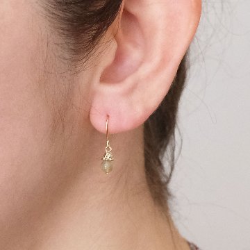 キャップをセットしたジャスパーが揺れるピアスの画像