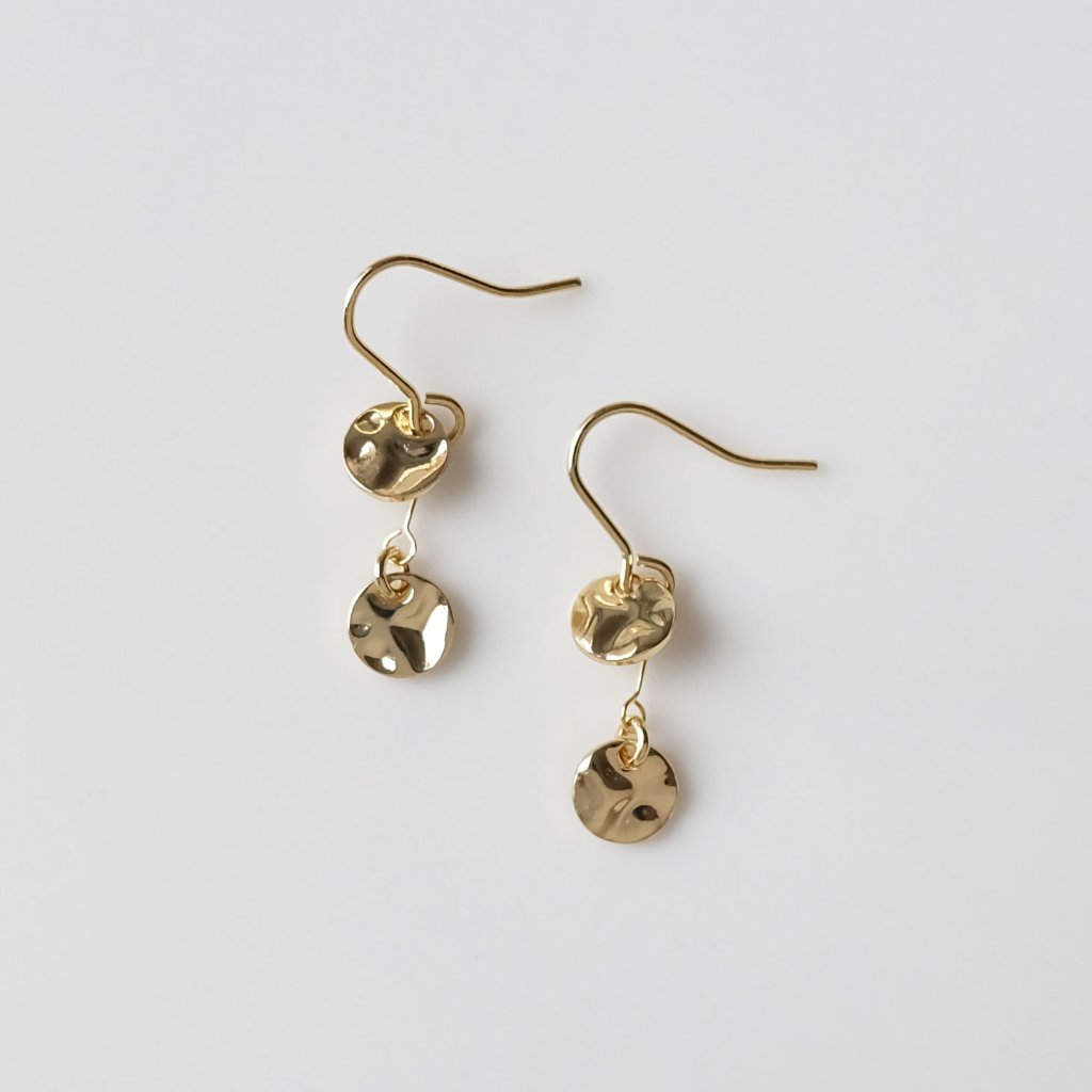 小さなコインパーツが揺れるピアスの画像