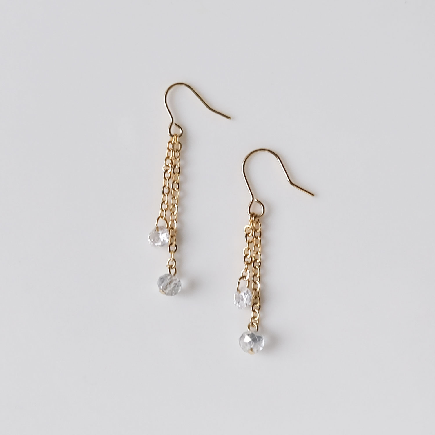 ジルコニアとカットビーズが揺れるチェーンピアスの画像