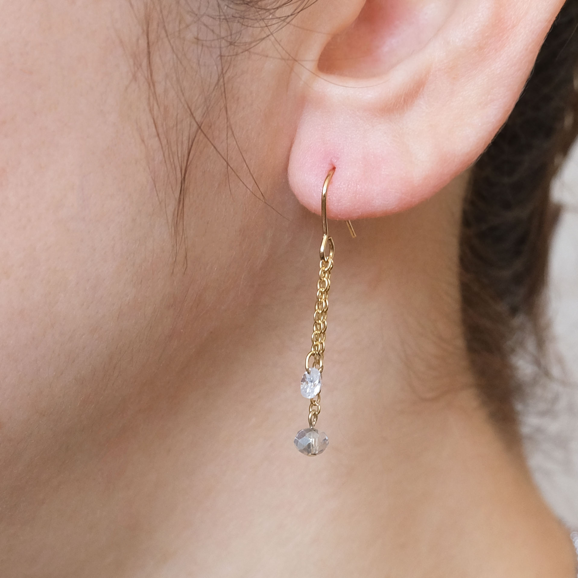 ジルコニアとカットビーズが揺れるチェーンピアスの画像