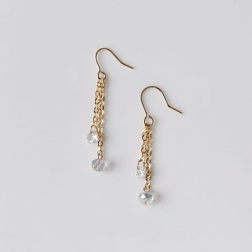 ジルコニアとカットビーズが揺れるチェーンピアスの画像