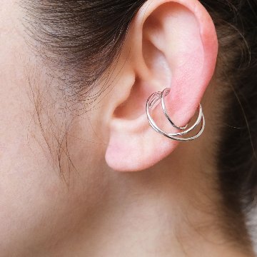 曲線が綺麗なイヤカフの画像