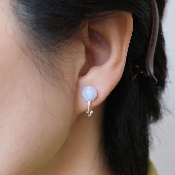 ブルーレースの天然石が綺麗なイヤリングの画像