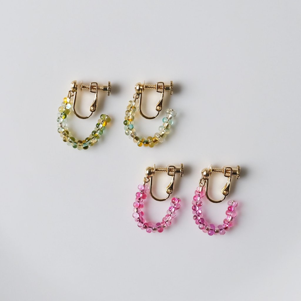 ファルファーレビーズのハーフイヤリングの画像